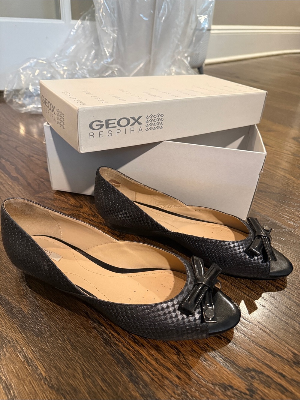 Geox Black Textured Bow Toe Ballet Flats